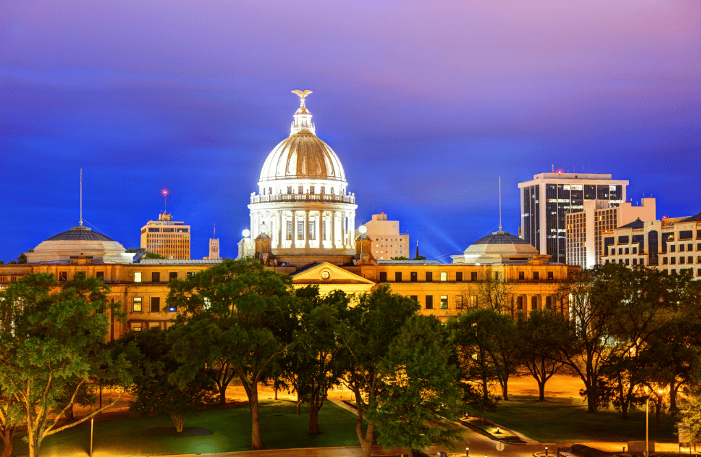 Photo showing the Jackson, MS capitol building