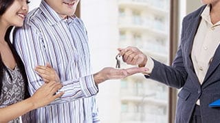 Landlord handing over keys to Tenant